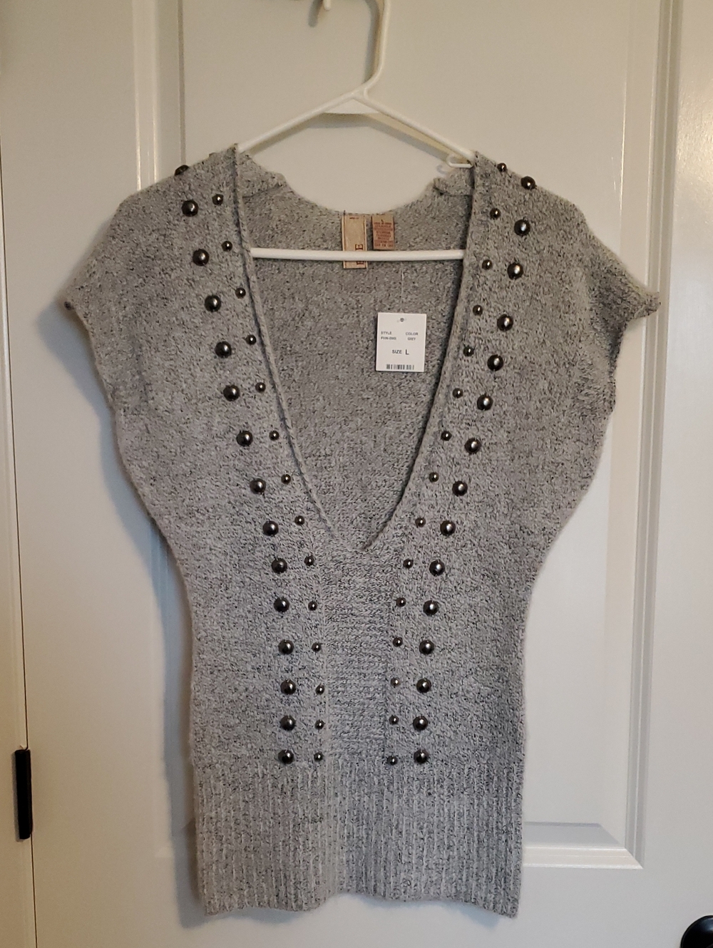 🟠 Gray V-Neck Studded Knit Sweater NWT